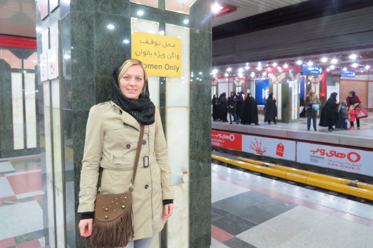 De metro is opgedeeld in een vrouwen en mannen gedeelte