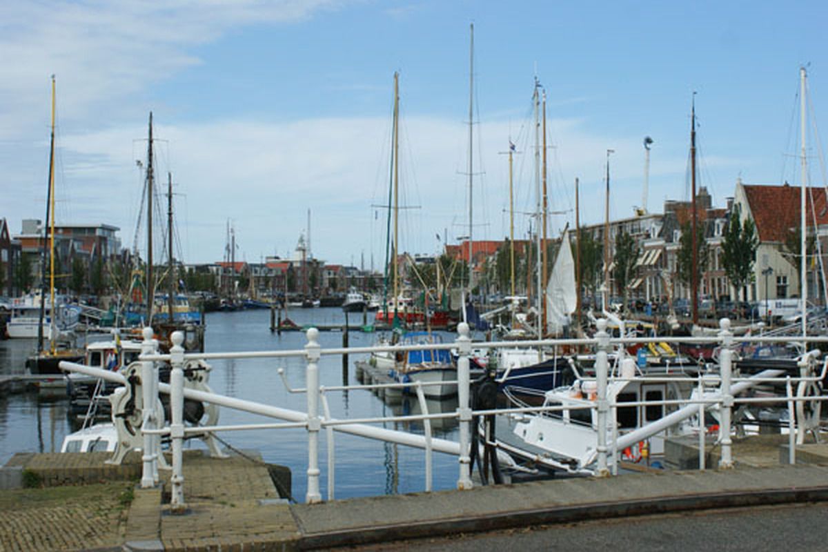 Bootjes in de haven van stad in Friesland