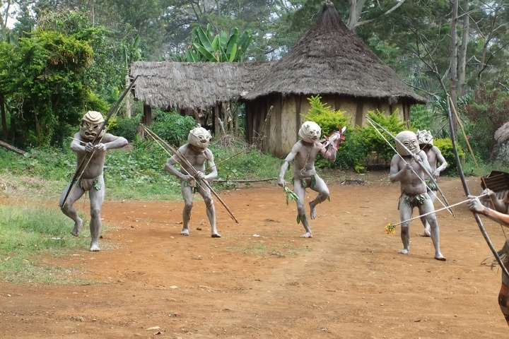 Mudman strijders tijdens Goroka Tribal Festival