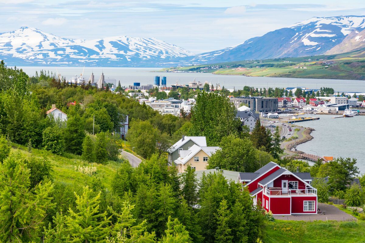 Akureyri, gelegen aan het Eyjafj�rour fjord