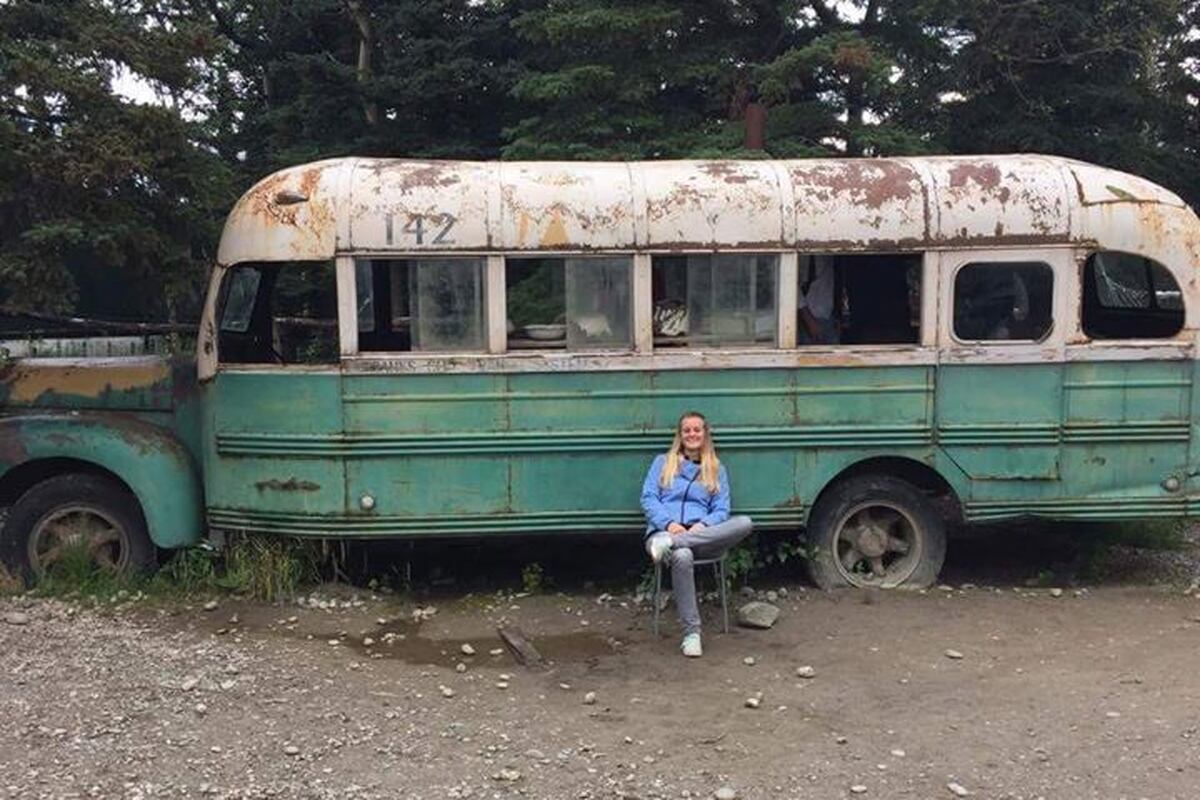 Bij de bus van Christopher