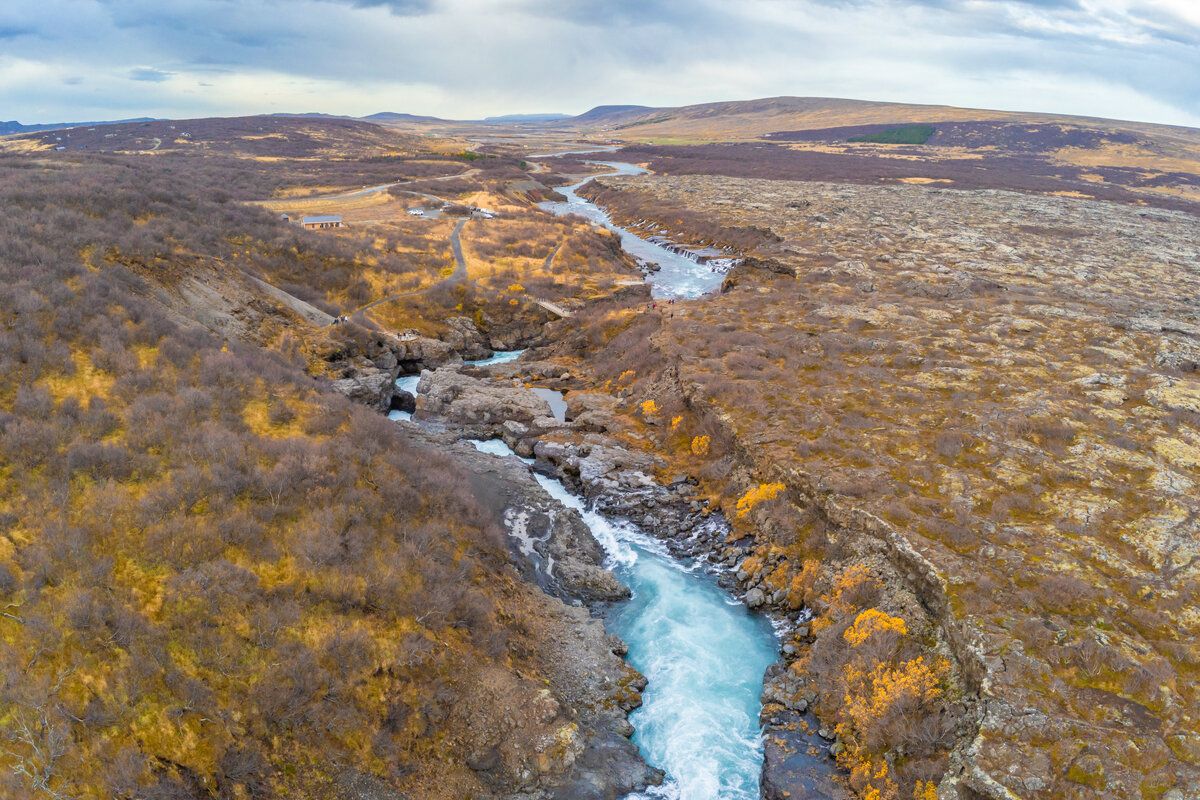 Het landschap bij de Hraunfossar watervallen