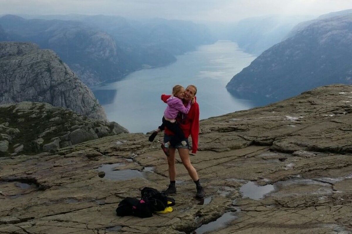 Samen de hoge bergen op