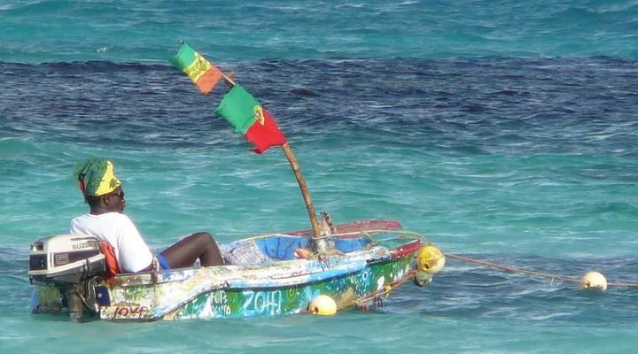 Vissersboot in zee in Jamaica