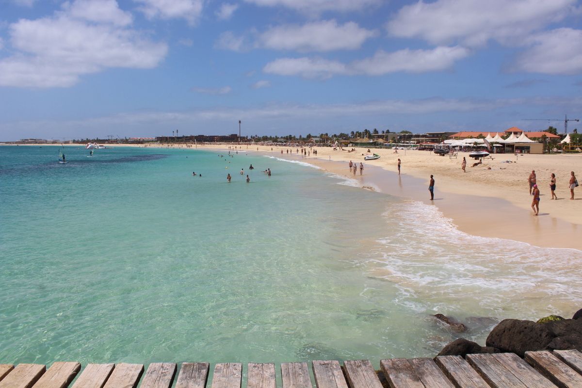 Het witte zandstrand met turquoise zee