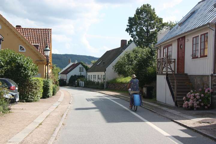 Een fietser in een van de oude straten van Båstad