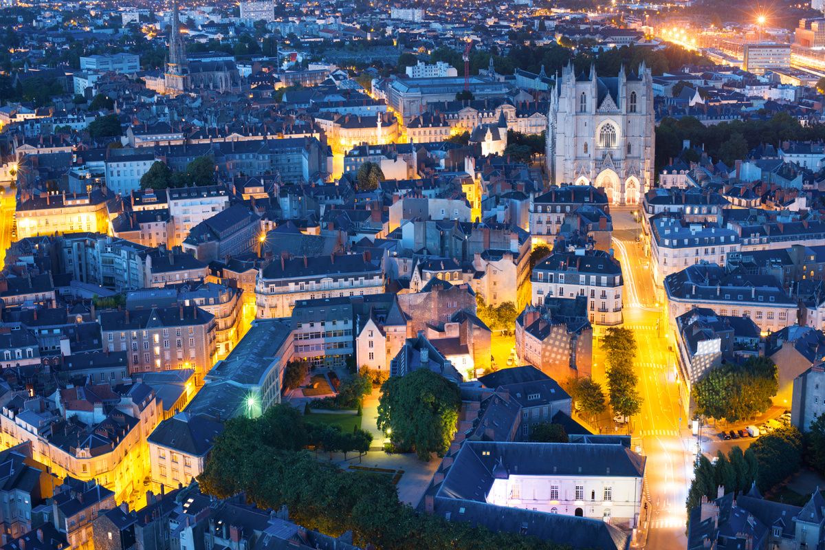 Nantes in de avond