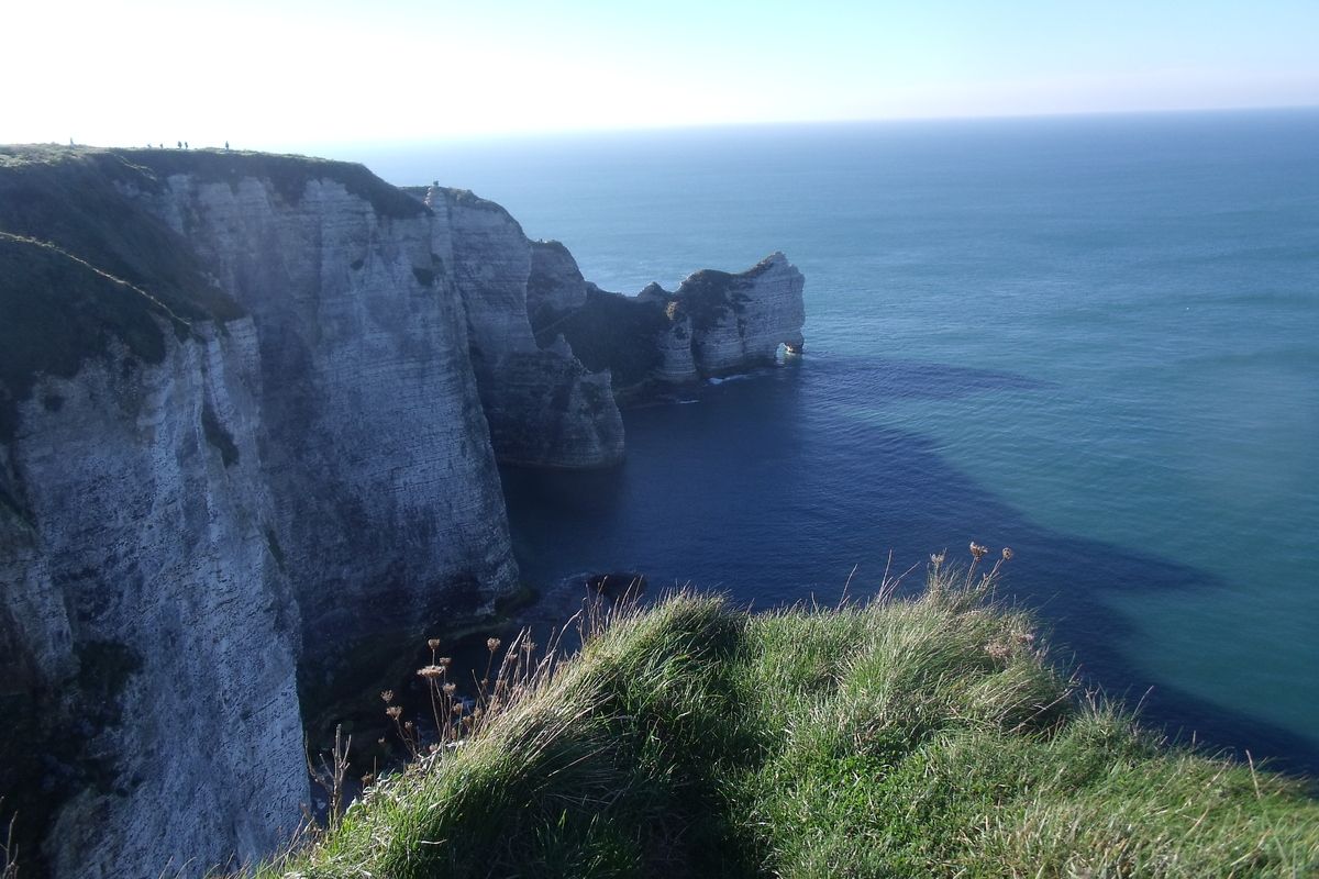 Uitzicht op de statige krijtrotsen van de kustplaats &Eacute;tretat 