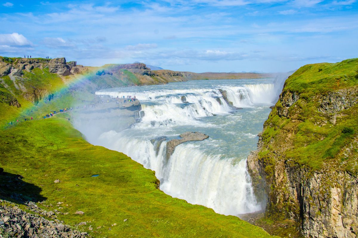 De Gullfoss waterval met daarboven een regenboog