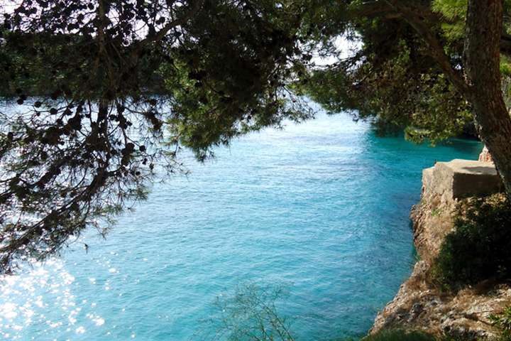 Een prachtige baai op het eiland