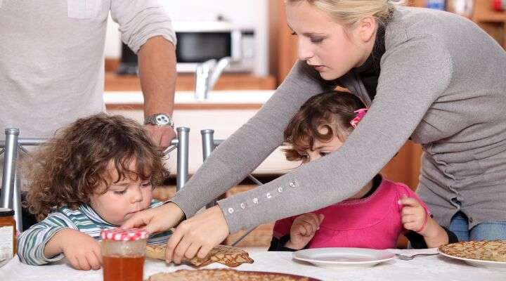 Au Pair geeft kinderen te eten