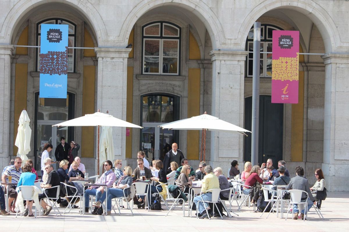 Mensen op een terras in Lissabon