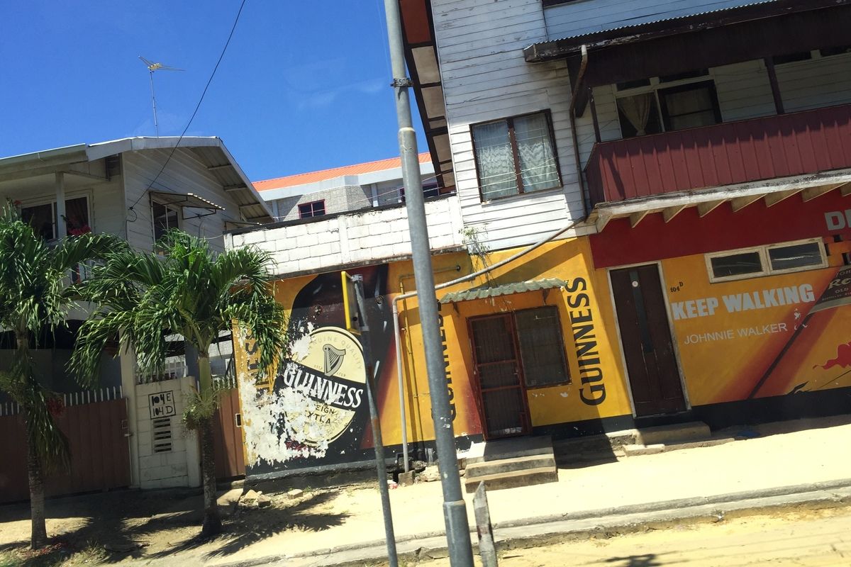 Hitte op straat in Suriname