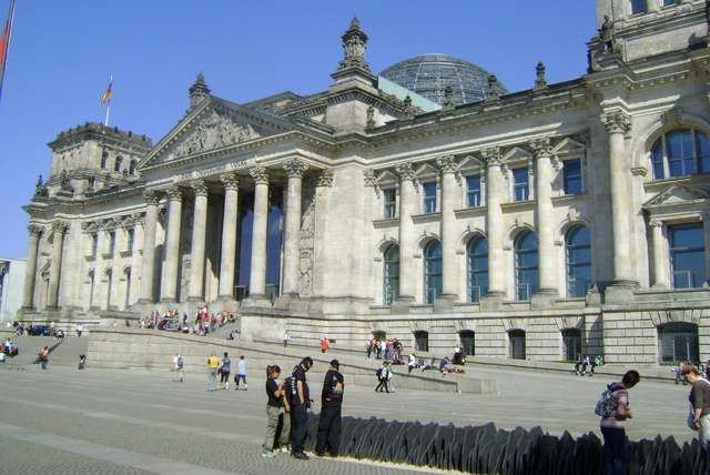 Berlijn  Yes, we're open 24hours