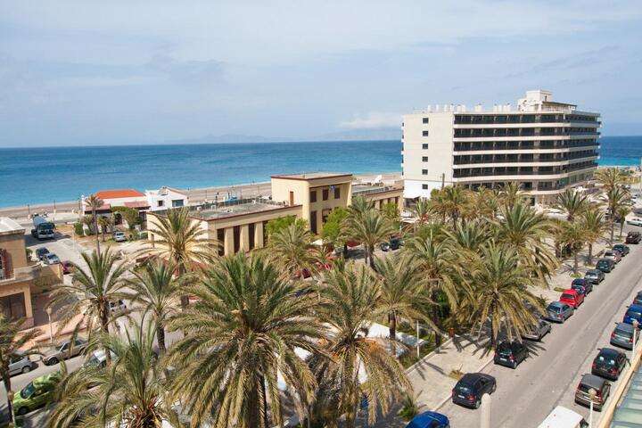 Bovenzicht van het Achillion Hotel