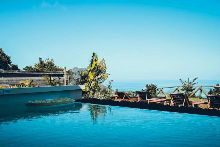 Het zwembad met een prachtig uitzicht