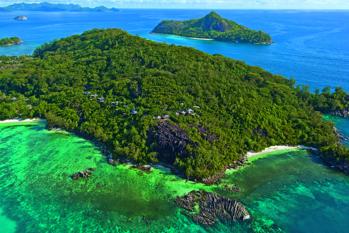 Het hotel ligt in een groene omgeving