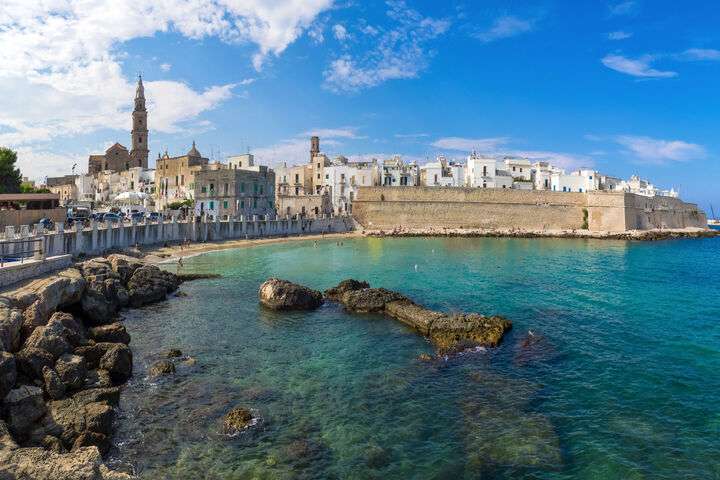 Monopoli is fraai gelegen aan zee