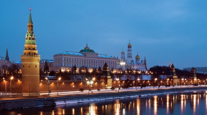 Kremlin Moskou en kathedraal bij avondlicht