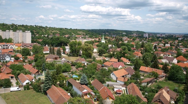 Bovenaanzicht huizen Miskolc, Hongarije