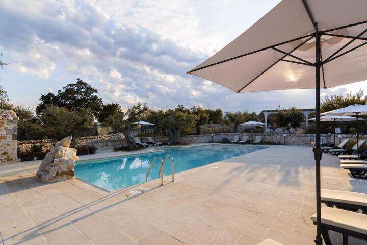 Lekker afkoelen in het fijne zwembad