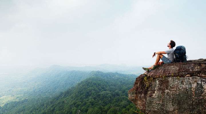 Een backpacker op een klif