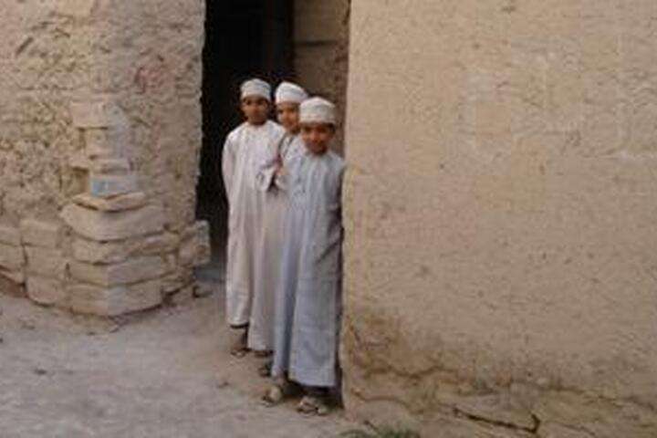 jongens uit Manah, klein stadje opgebouwd uit leem, Oman
