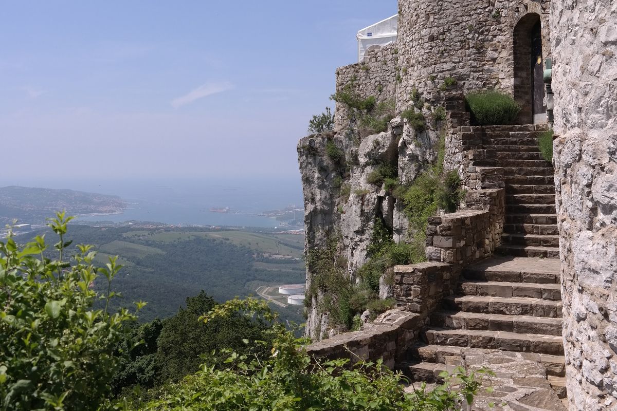 Socerb Castle en het uitzicht op de Italiaanse grens
