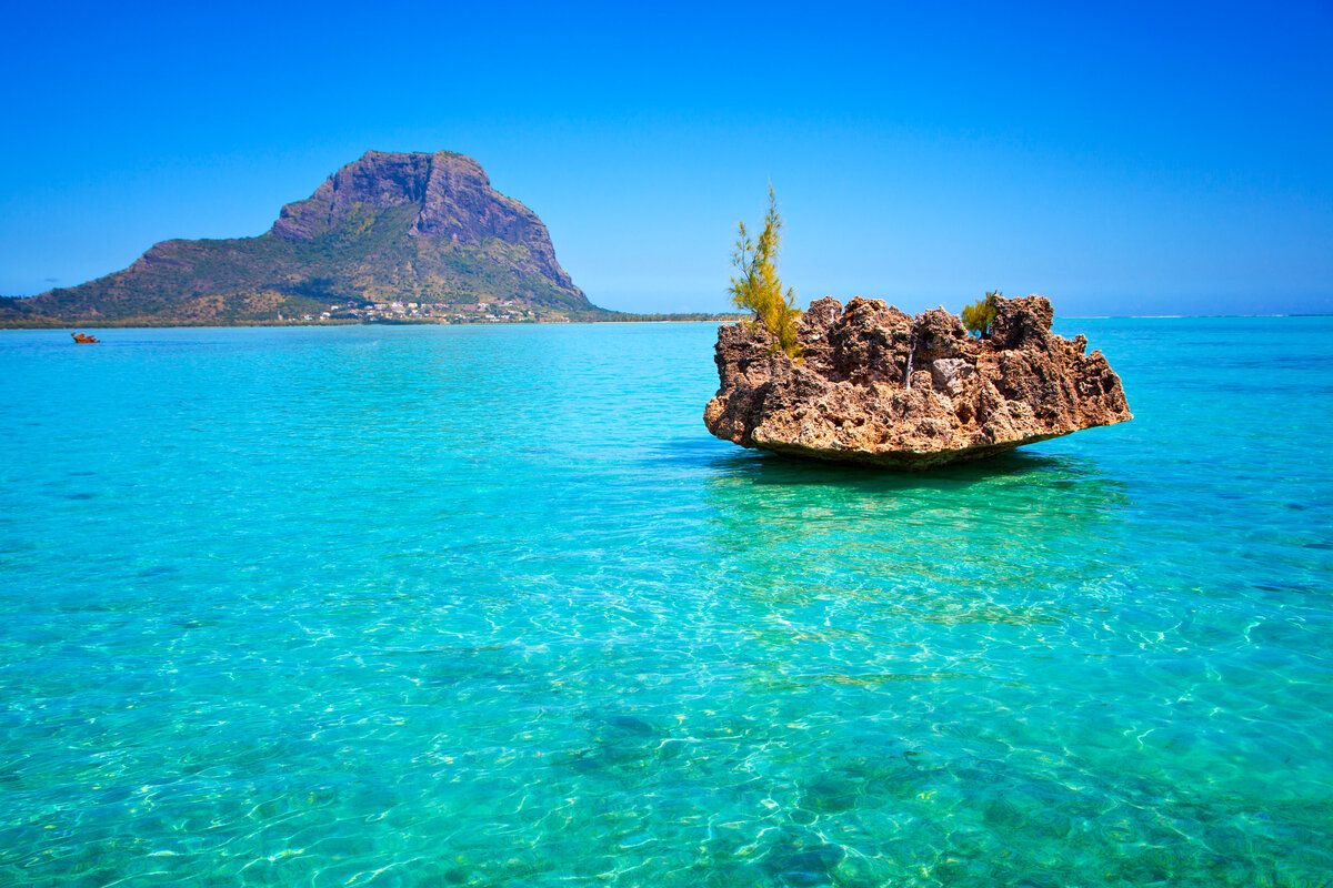 Uitzicht vanaf Indische Oceaan op Mauritius