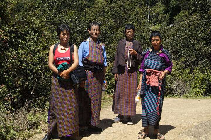 Inwoners van Bhutan in traditionele kleding