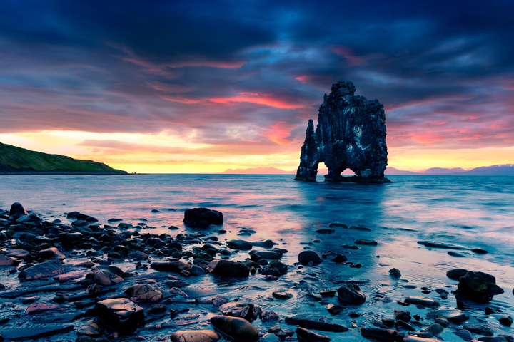 De basaltrots Hvitserkur voor de kust van Vatnsnes