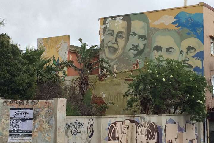 Graffiti met grote leiders uit de Zuid-Afrikaans geschiedenis