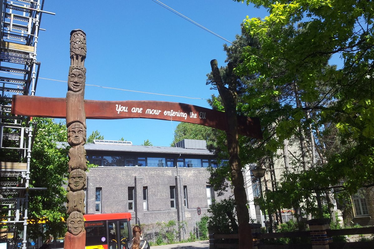 Een poort met twee totempalen als je de vrijstaat Christiania uitloopt