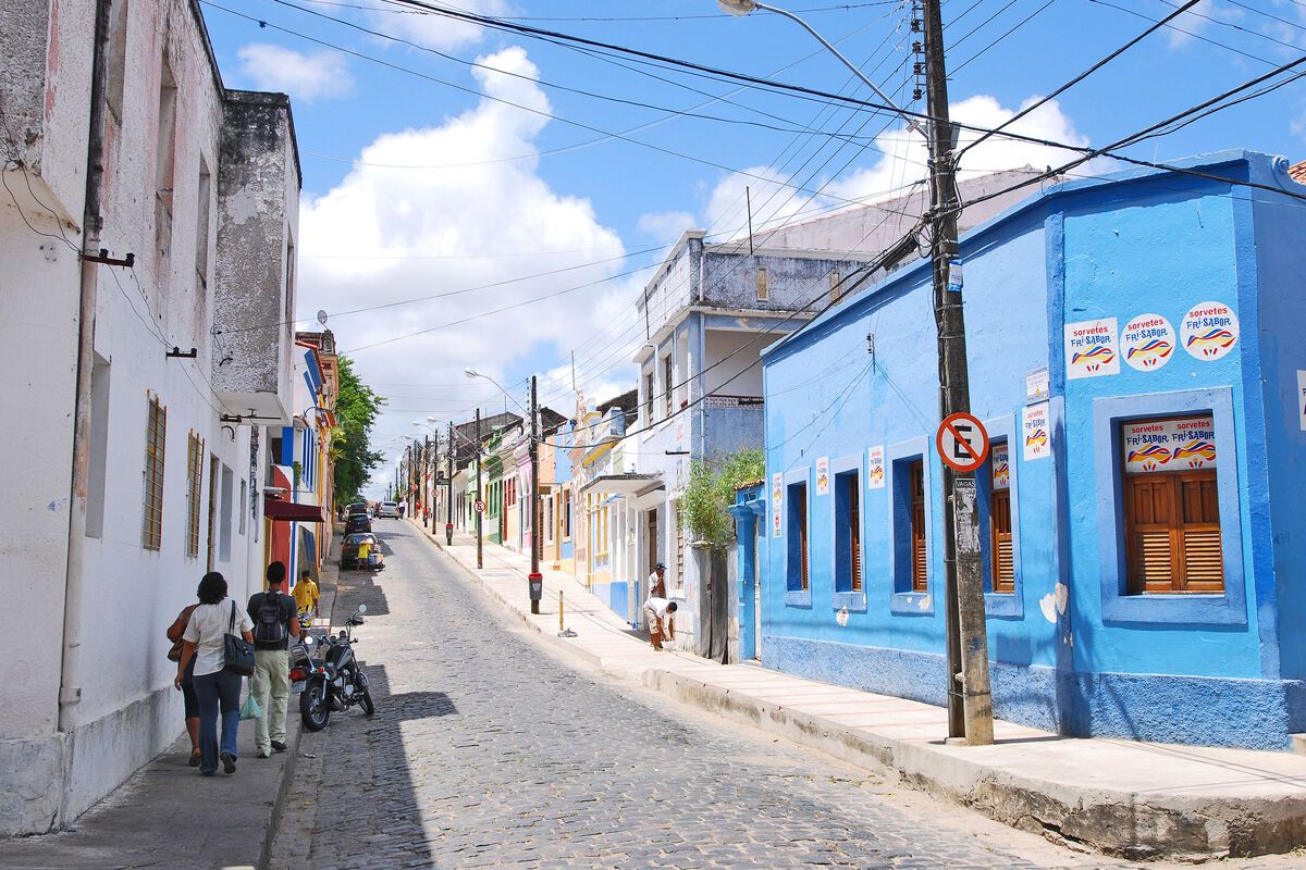 Straatbeeld in kleurrijke straat Olinda