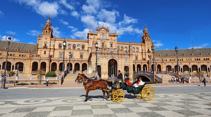 Paardenkoets op Plaza de Espana in Sevilla