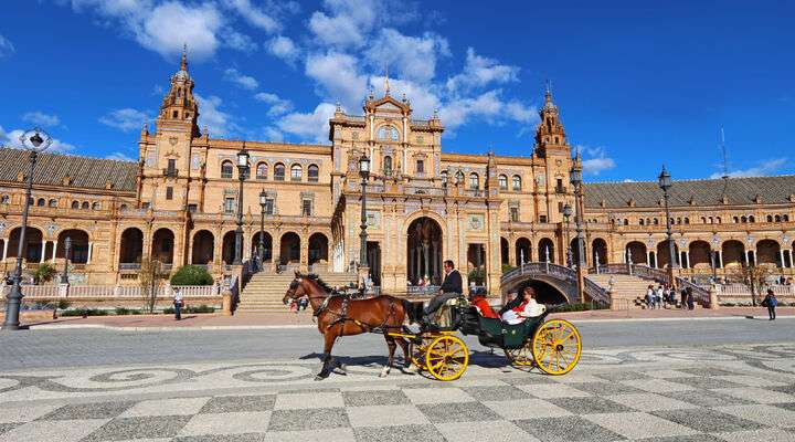 Paardenkoets op Plaza de Espana in Sevilla