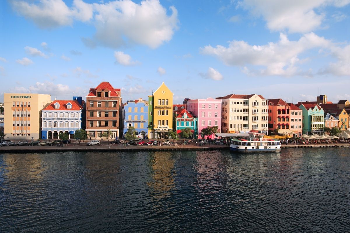 De bekende gekleurde huizen in Willemstad