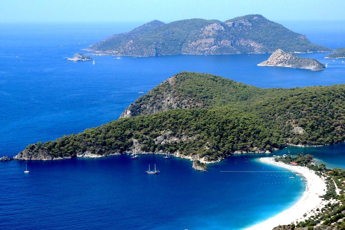 Strand en herlderblauwe zee bij Ölüdeniz, Turkije