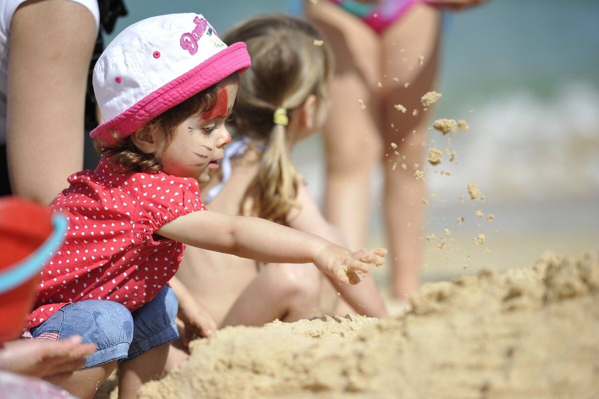 Kindje op strand bij Martinhal Beach Resort
