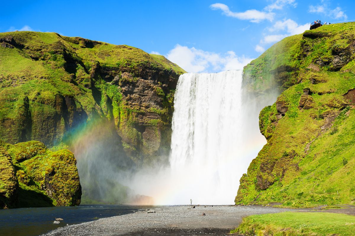 De Skogafoss waterval in de zomer
