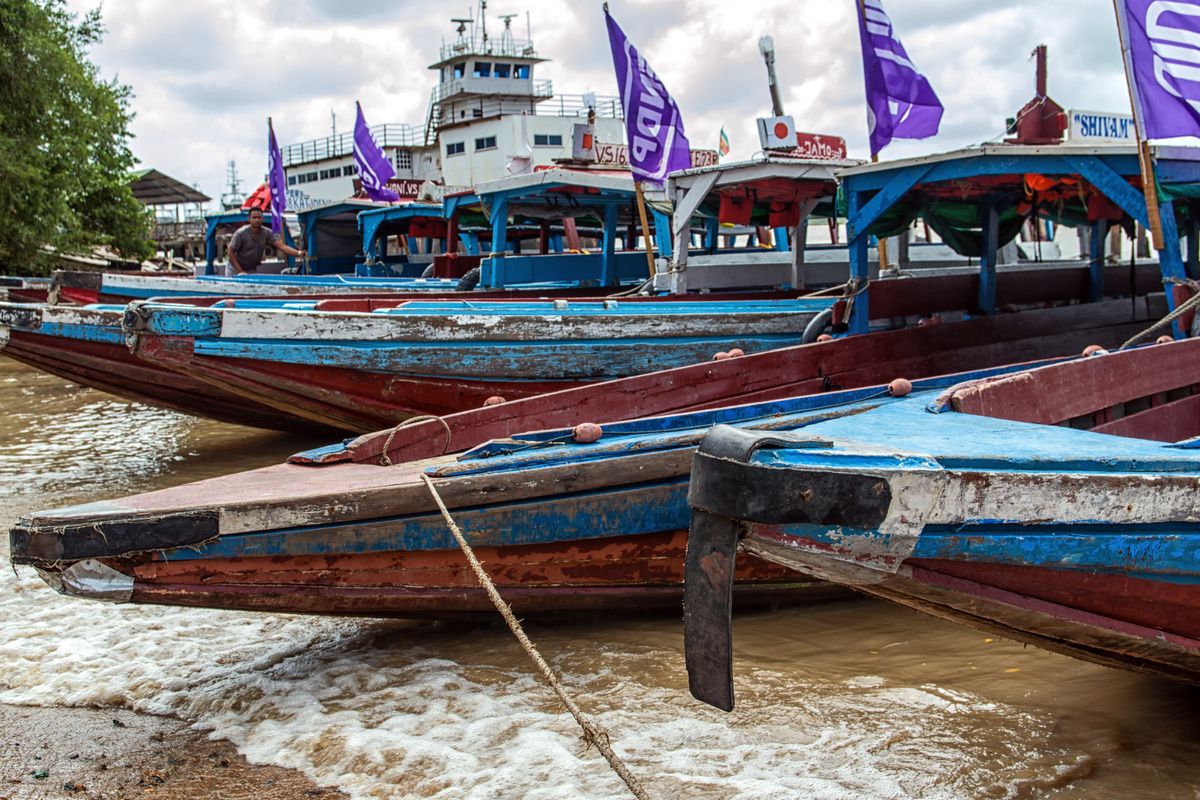 Boten aan de oever van de rivier de Commewijne in Suriname