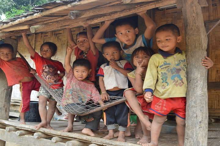Kinderen op straat in een dorpje in Laos