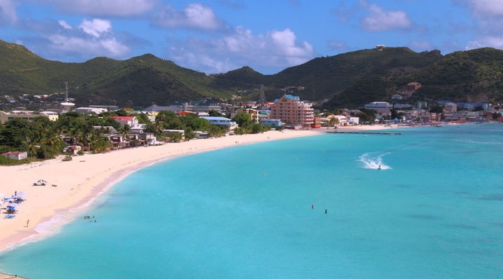 Strand en helderblauw water Sint-Maarten