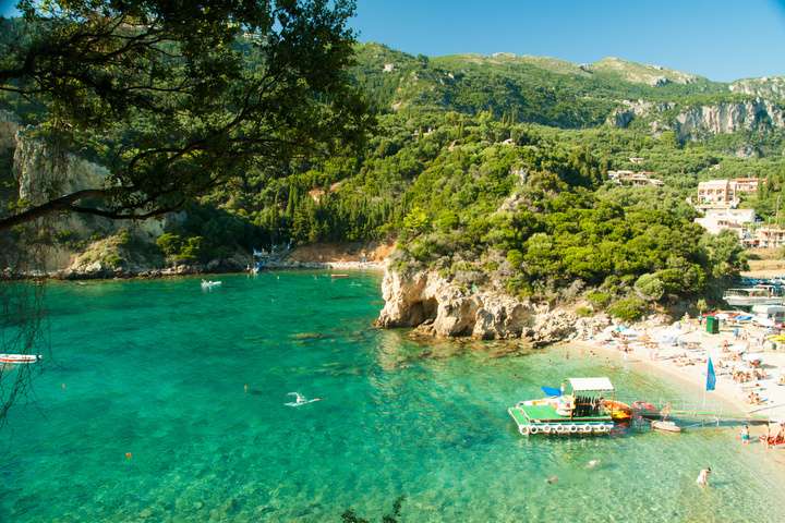 Zomer uitzicht over de Ionische Zee in Paleokastritsa op Corfu