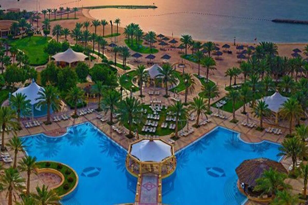 Zwembad en strand van InterContinental