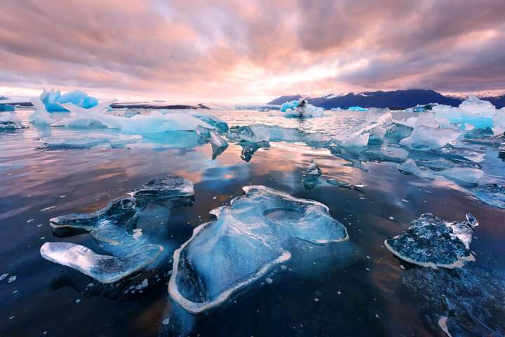 IJsrotsen in het gletsjermeer Jökulsárlón