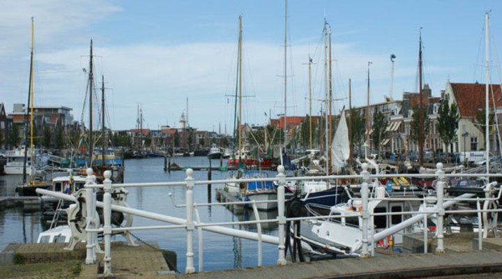 Bootjes in de haven van stad in Friesland