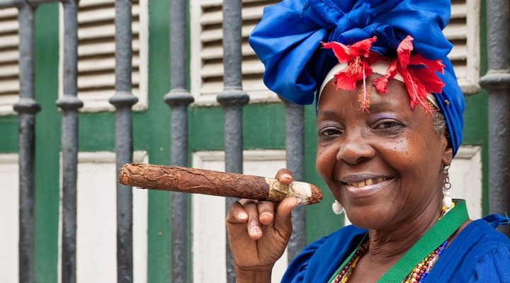 Cubaanse vrouw met sigaar