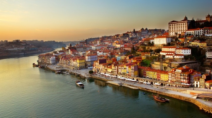 Oude centrum Porto en rivier de Douro, Portugal