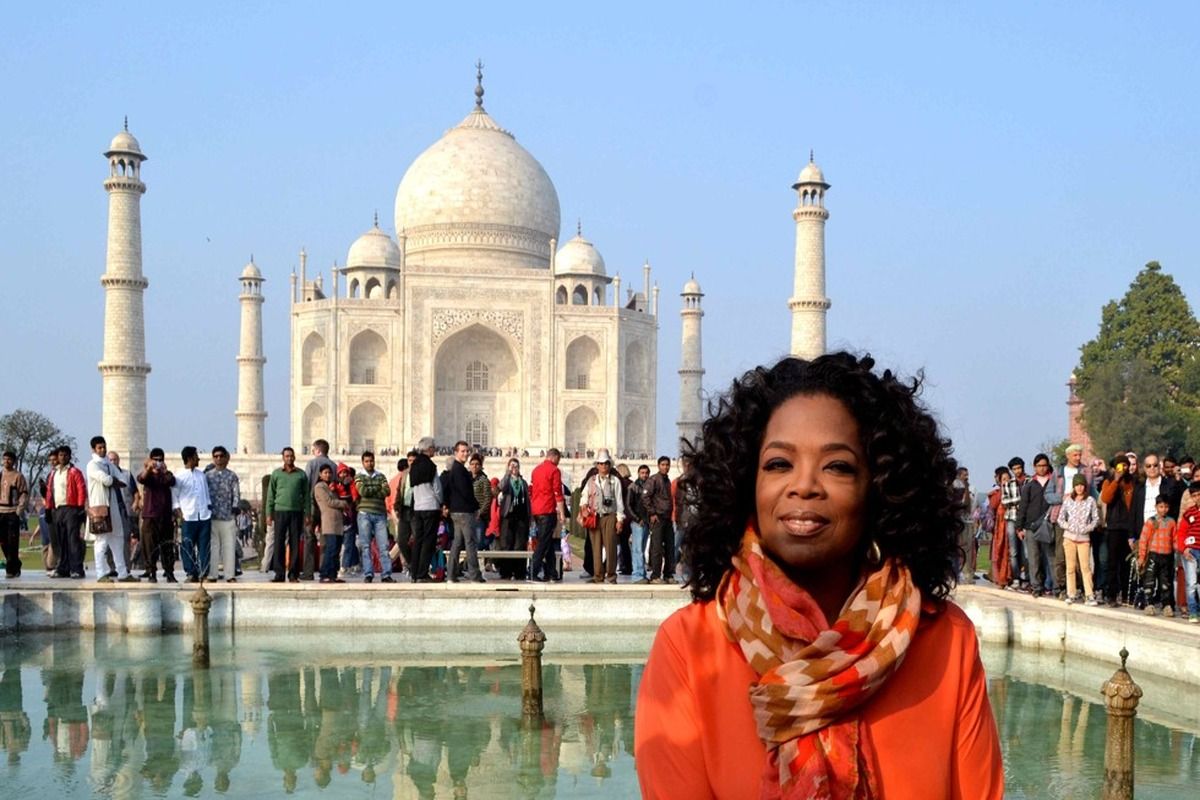 Zelfs Oprah Winfrey is het niet gelukt om zonder toeristen op de foto te staan met de Taj Mahal